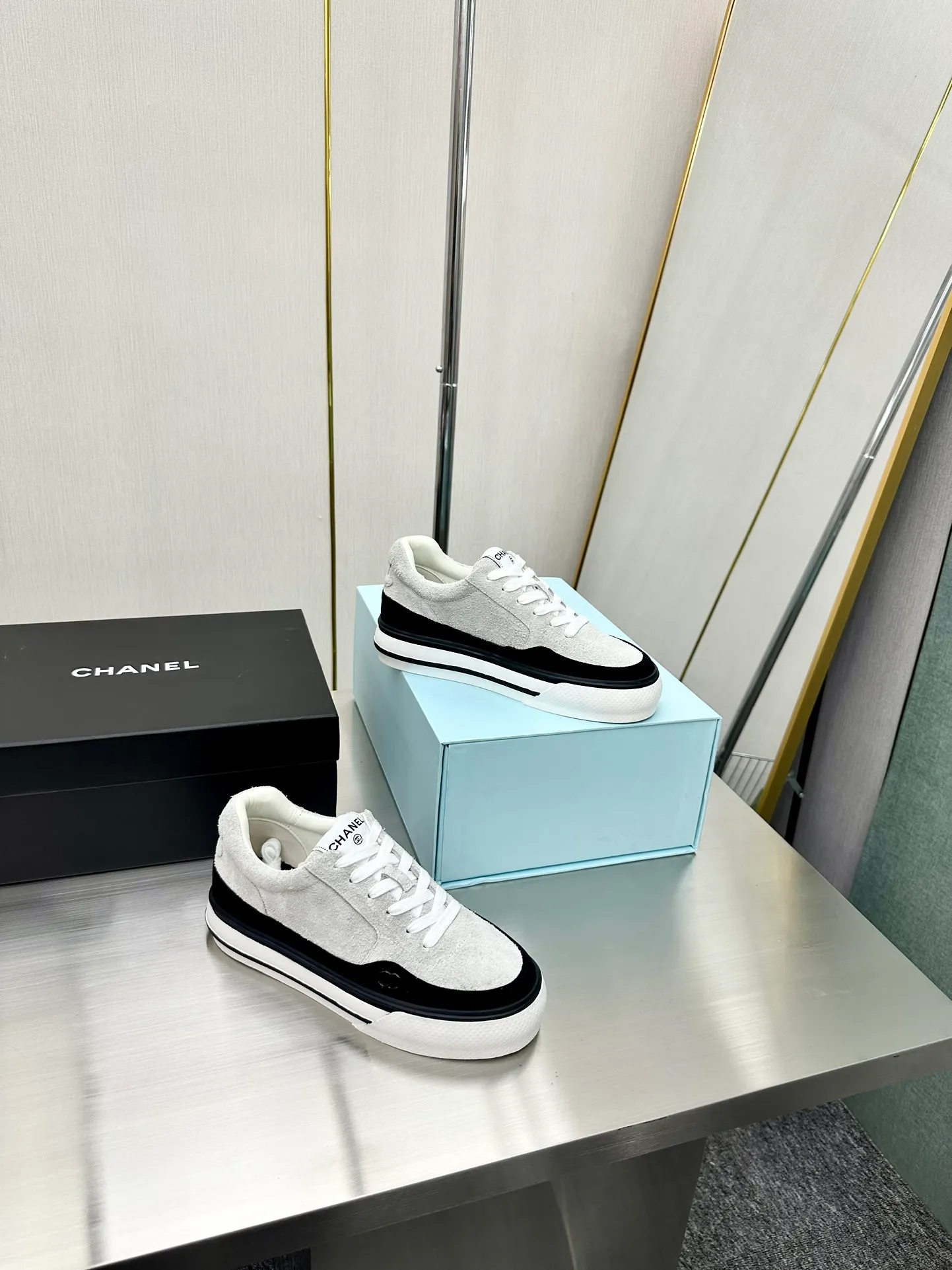 👟👟Ex-factory price 480👟👟 Women's shoes, women's clothing, Chanel 24C, the latest hot style, rhinestones, panda, black and white, sports shoes, casual sneakers, Xiaoxiang, hot items at the end of the year, classic black and white, panda color matching, rhombus fresh color matching, coco girls must buy it, super beautiful, sparkling at all kinds of parties Bling Bling Comparable to the collection, [Swarovski diamonds] are long-lasting bright, dazzling, and crystal clear. Fabric: Original customized cow suede, technical cloth. Lining: Original silk cowhide lining. Outsole: Original molded rubber + T👟👟Factory price U combination. Original full package. Size: Women's 35-40 (41 customized)